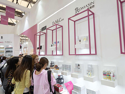 若美欣Romasin全新升级亮相2018上海美博会
多款重磅新品实力圈粉，引领“自然精华调肌”